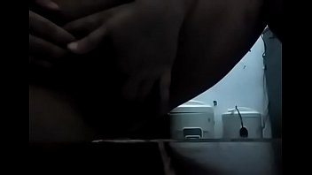 Приятель вылизывает попу брюнетки в спальне перед вебкамерой